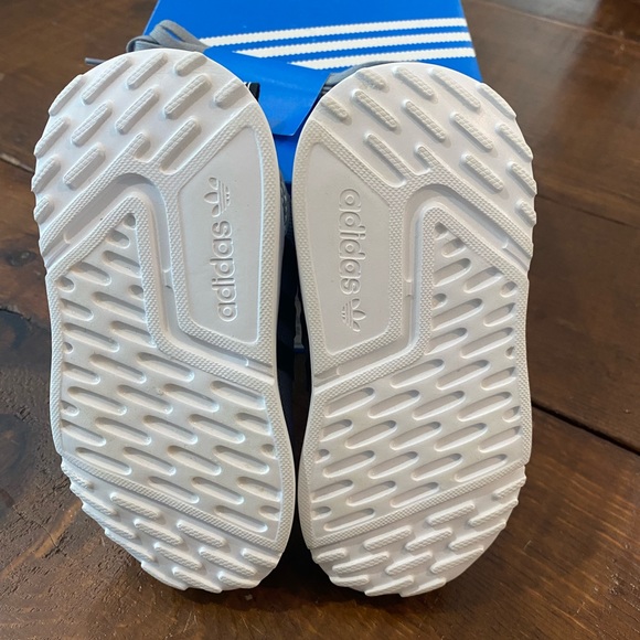 ADIDAS toddler tennis shoe  - NEW - Picture 4 of 4